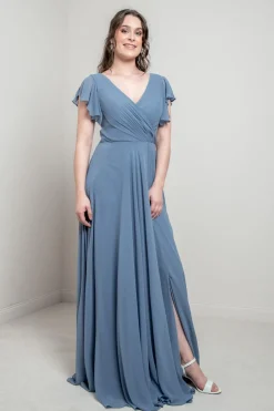 Abendkleid in Dusty Blue mit Flügelärmeln | >Glam & Grace Online