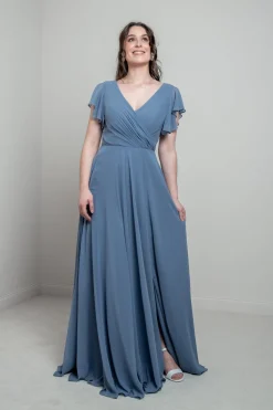 Abendkleid in Dusty Blue mit Flügelärmeln | ><noscript><img width=