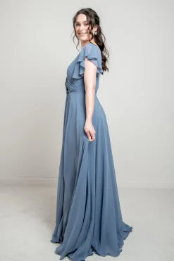 Abendkleid in Dusty Blue mit Flügelärmeln | ><noscript><img width=