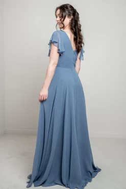 Abendkleid in Dusty Blue mit Flügelärmeln | ><noscript><img width=