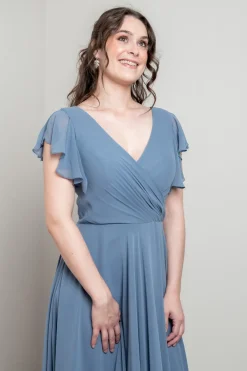 Abendkleid in Dusty Blue mit Flügelärmeln | ><noscript><img width=