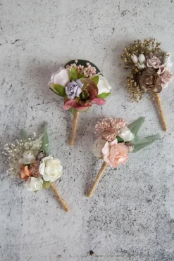 Ansteckblume mit bunten Stoffblüten><noscript><img width=