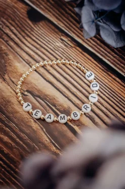 Armband mit goldfarbenen Perlen "Team Bride">TrendingAbove Outlet