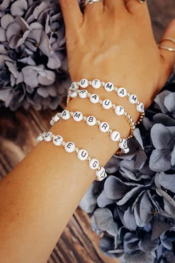 Armband mit goldfarbenen Perlen 