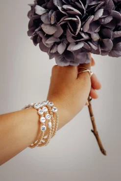 Armband mit goldfarbenen Perlen 