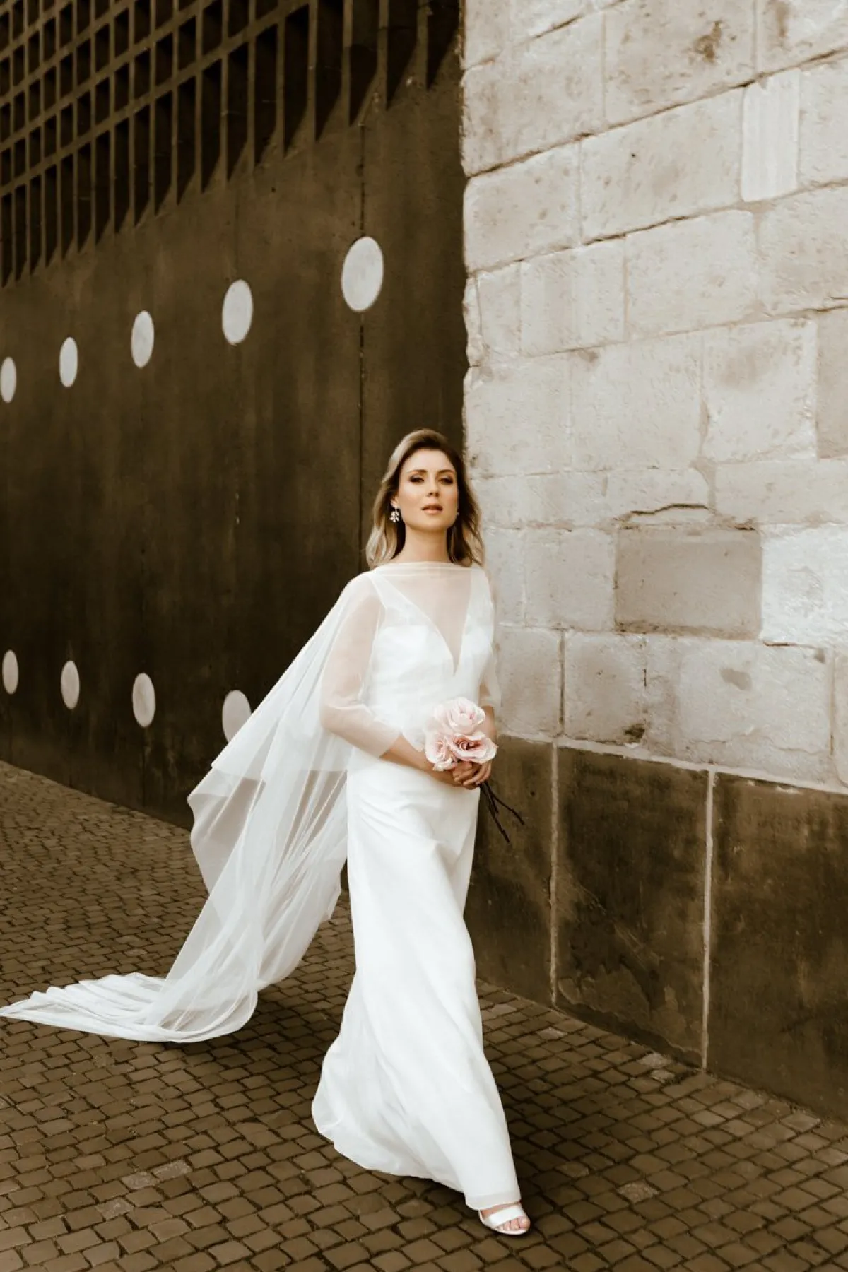 Braut Cape aus Softtüll mit Schleppe – Niamh>noni Outlet