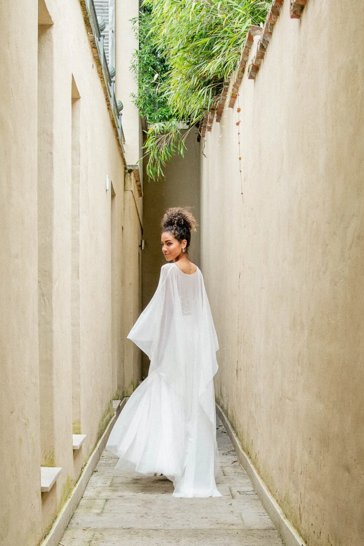 Braut Cape aus Softtüll mit Schleppe – Niamh>noni Outlet