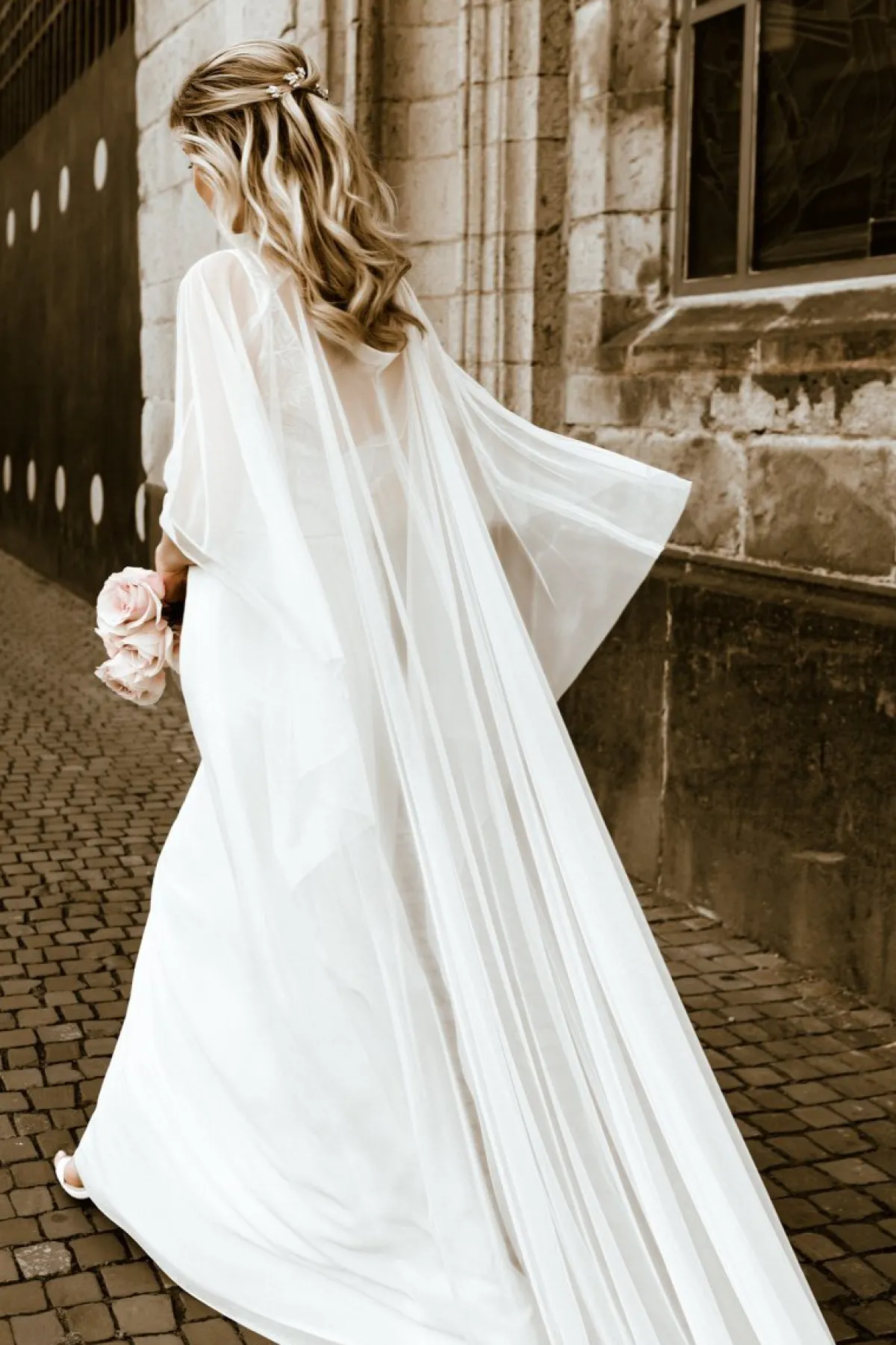 Braut Cape aus Softtüll mit Schleppe – Niamh>noni Outlet