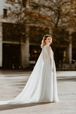 Braut Cape mit langer Schleppe – Oriana><noscript><img width=