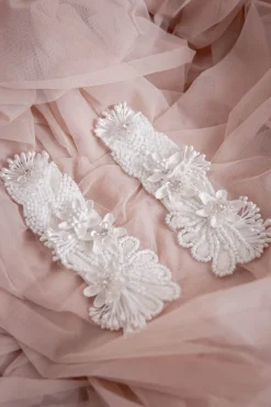 Braut Epauletten mit Pailletten und kleinen Perlen><noscript><img width=