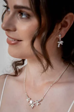 Braut Halskette mit Blätter- und Strass-Details><noscript><img width=