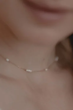 Braut Halskette mit kleinen Perlen – Celine>Juvelan