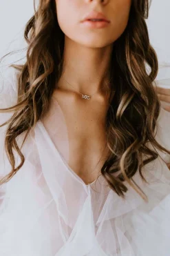 Braut Halskette mit Kristall-Anhänger "MRS">Untamed Petals