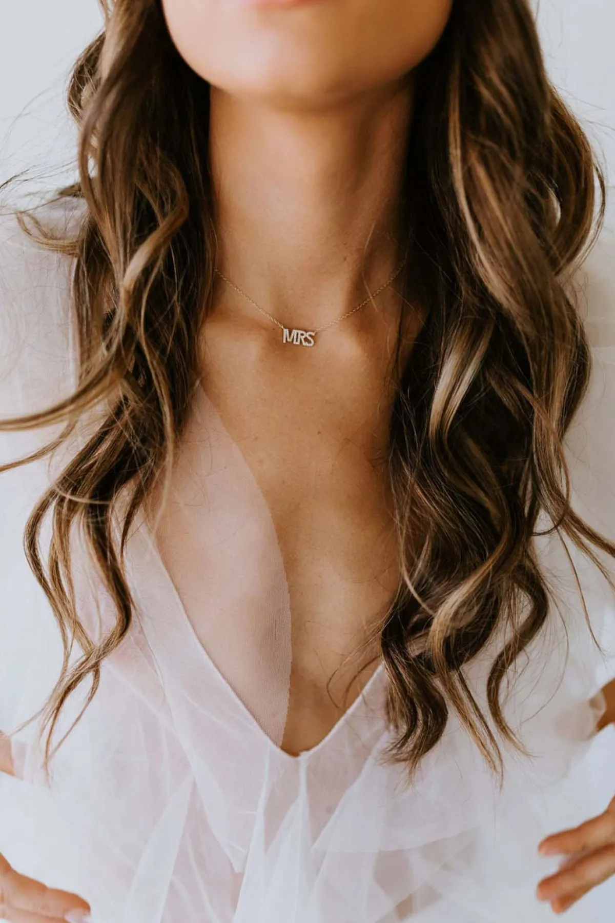 Braut Halskette mit Kristall-Anhänger "MRS">Untamed Petals