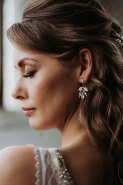 Braut Kristall-Ohrstecker in Mondstein-Farbe><noscript><img width=