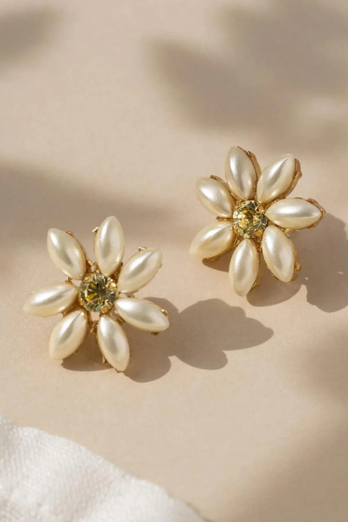 Braut Ohrstecker in Blütenform –>Victoire Studio Paris Outlet