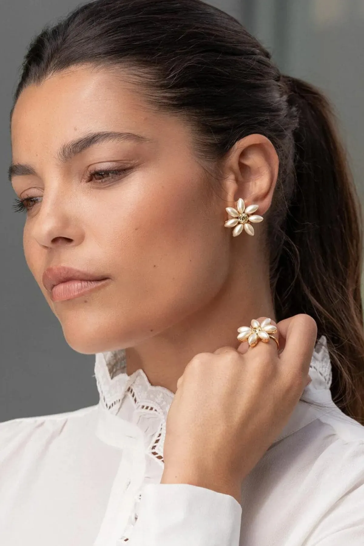 Braut Ohrstecker in Blütenform –>Victoire Studio Paris Outlet