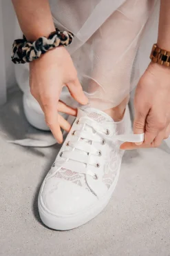 Braut Sneakers mit Spitze und Satinschnürsenkeln - Nelli Pearl Lace><noscript><img width=
