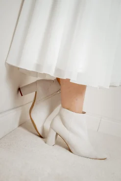 Braut Stiefelette aus Leder – Anissa Off-White><noscript><img width=