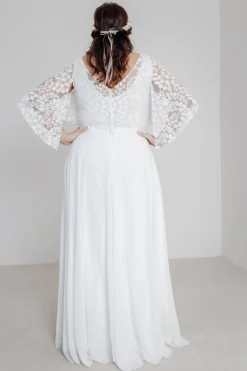 Braut Top aus Botanikspitze mit weiten Flügelärmeln – Lucy Curvy><noscript><img width=