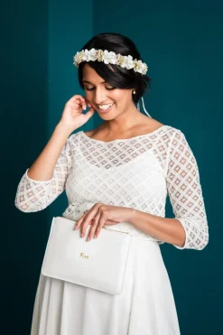 Braut-Pouch, Clutch mit Schriftzug "Mrs" in Chalky White –>Katie Loxton Best