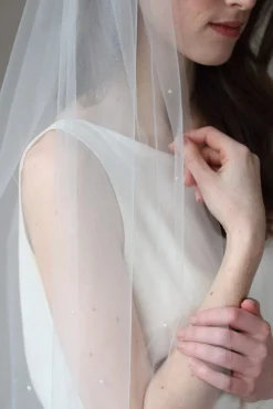 Brautschleier aus feinem Tüll mit Perlen in Ivory – Tempête><noscript><img width=