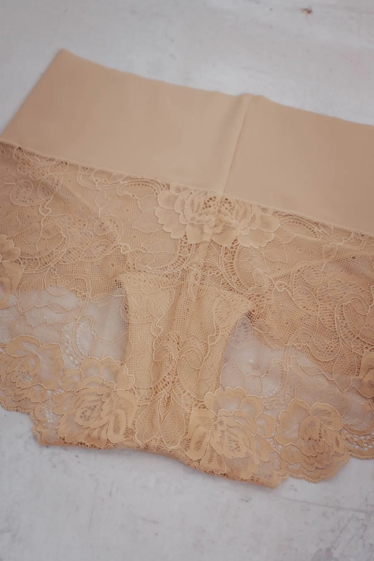 Figurformende Mid-Waist Spitzenshorts in Nude>Poirier Online