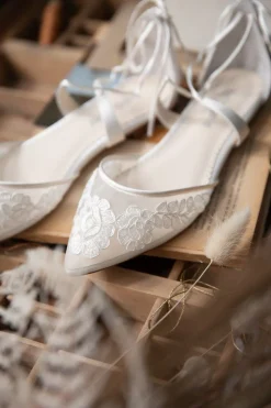 Flache Brautschuhe mit Spitze – Alicia Ivory Shoes><noscript><img width=