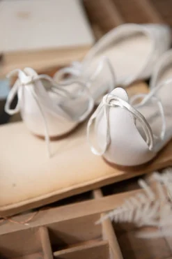 Flache Brautschuhe mit Spitze – Alicia Ivory Shoes><noscript><img width=