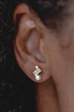 Funkelnde Ohrstecker mit kubistischem Kristall und Perle - Trinity><noscript><img width=