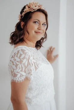 Glamouröser Blumenkranz in Rosatönen><noscript><img width=