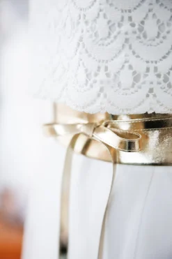 Goldener Brautgürtel aus veganem Leder – Marielle><noscript><img width=