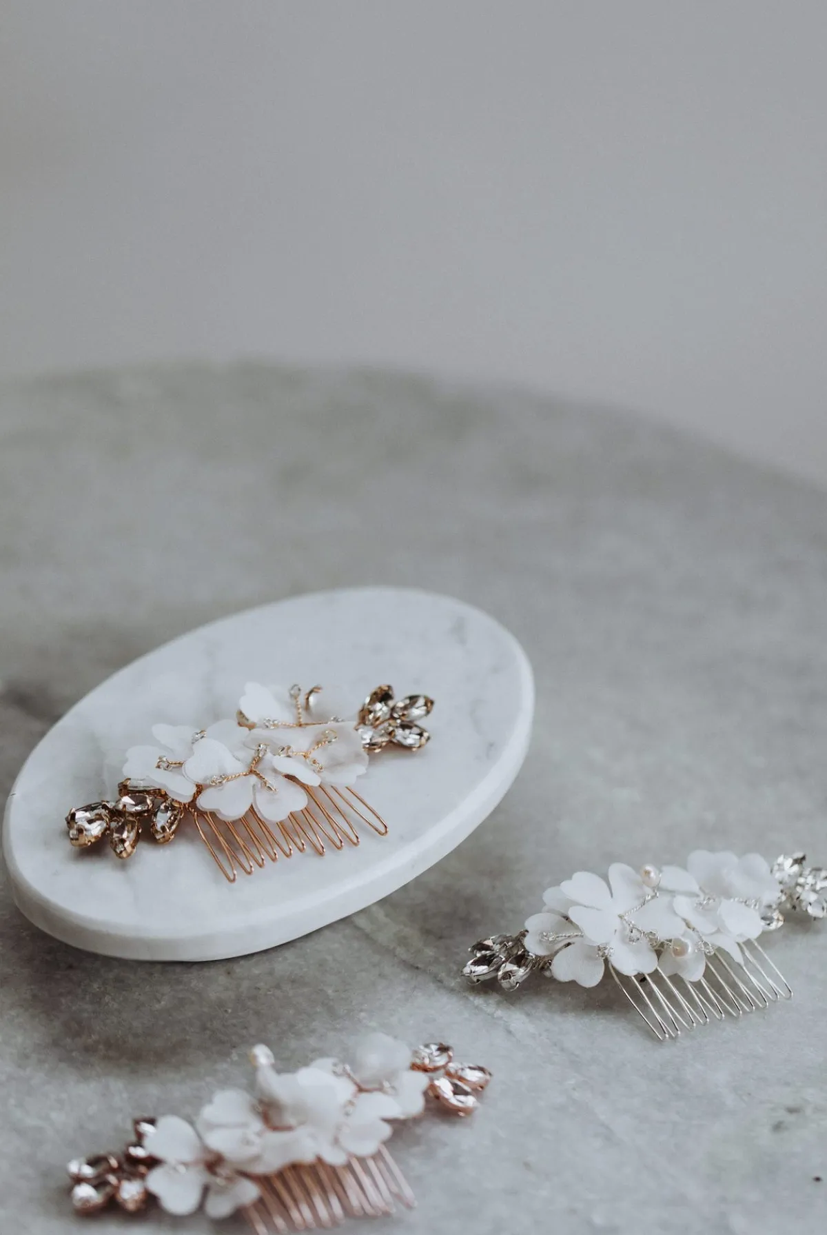 Haarkamm mit Strasssteinen und Stoffblüten>La Chia Clearance