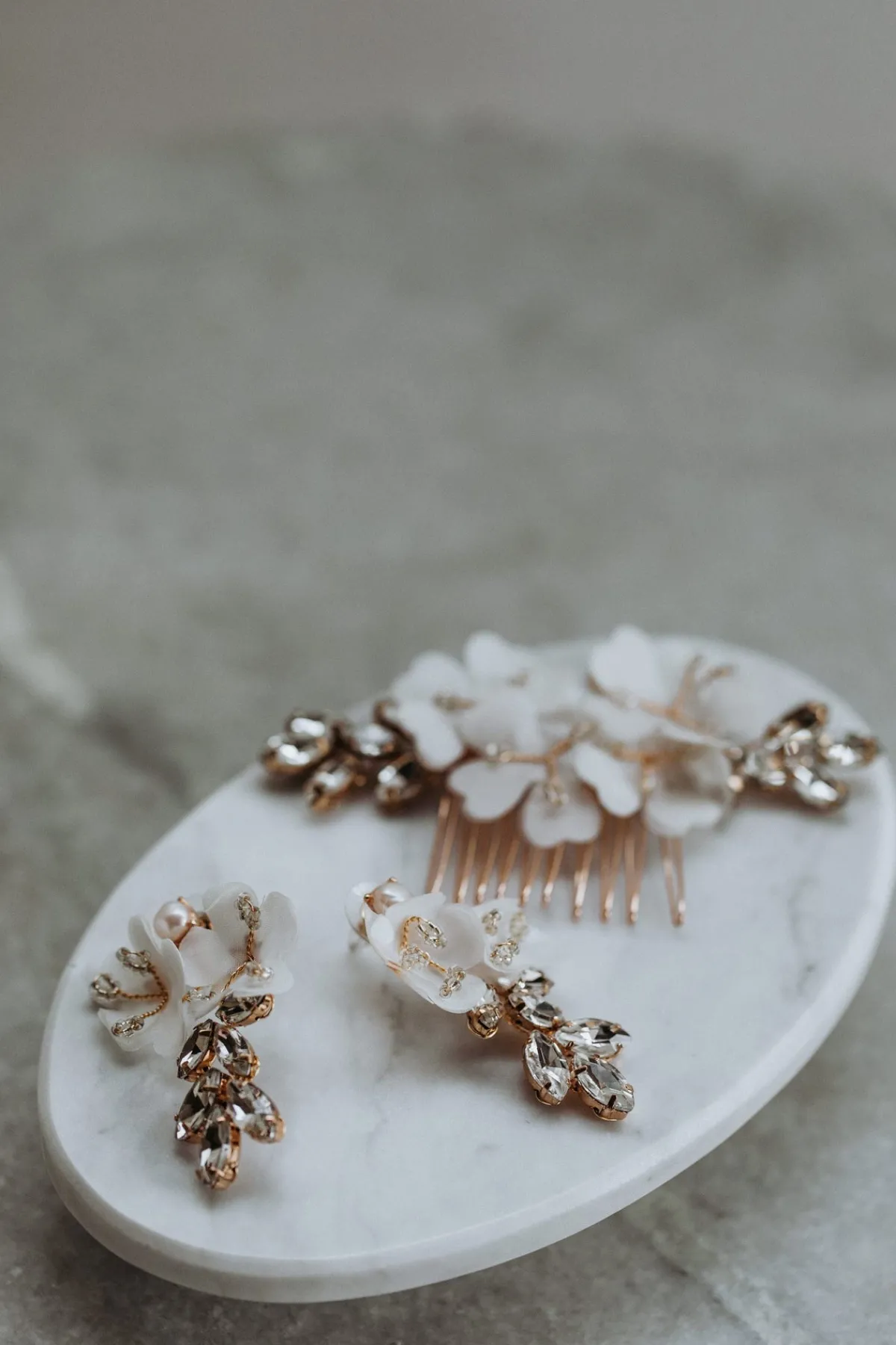 Haarkamm mit Strasssteinen und Stoffblüten>La Chia Clearance