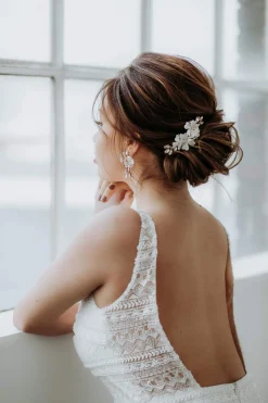 Haarkamm mit Strasssteinen und Stoffblüten><noscript><img width=