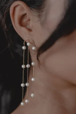 Halbrunde lange Perlen-Ohrhänger – Eliza>Juvelan Hot