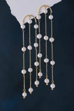 Halbrunde lange Perlen-Ohrhänger – Eliza>Juvelan Hot