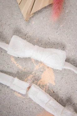 Hübsche Fliege für Kinder aus Norine-Spitze in Ivory –><noscript><img width=