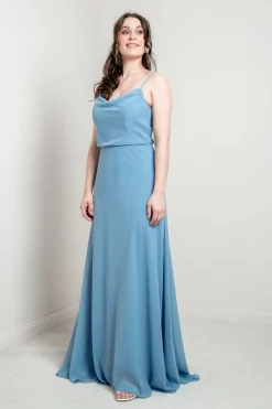 Hellblaues Abendkleid mit Rückendetail | ><noscript><img width=