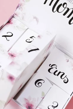 Hochzeits-Countdown-Kalender™ mit Gold-Armband und Schlafmaske><noscript><img width=