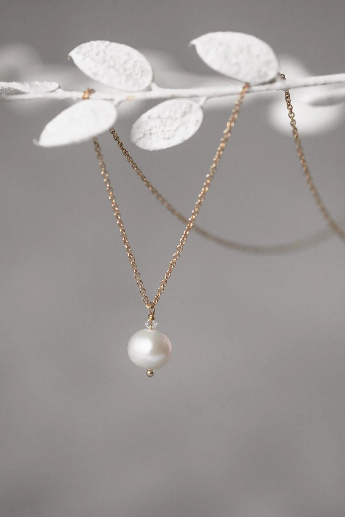 Kette mit rundem Perlen-Anhänger und kleinem Kristall – Blooming Beauty>Juvelan