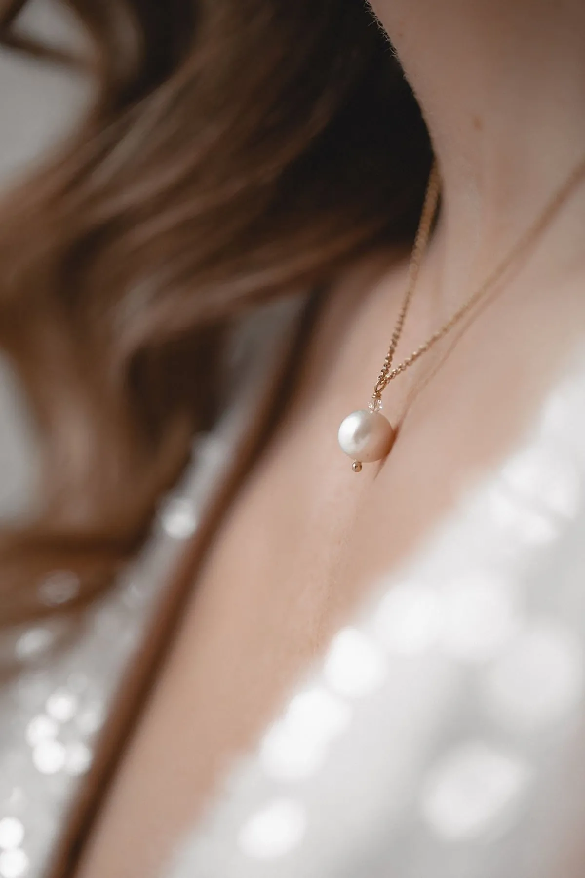 Kette mit rundem Perlen-Anhänger und kleinem Kristall – Blooming Beauty>Juvelan