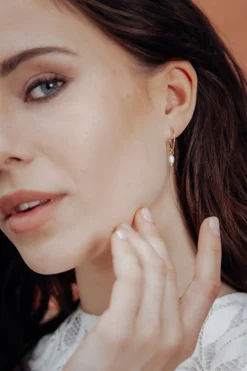 Kleine Creolen mit Anhängern aus Halbedelstein oder Perlen – Gemstone Hoops>fejn jewelry New