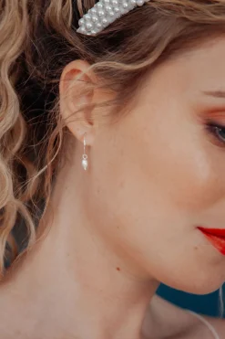 Kleine Creolen mit Anhängern aus Halbedelstein oder Perlen – Gemstone Hoops><noscript><img width=