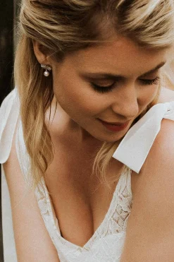 Kleine Ohrstecker mit Kristallschleife und Perle><noscript><img width=