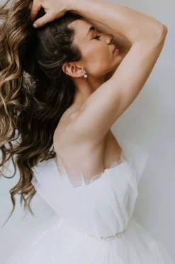 Kleine Ohrstecker mit Kristallschleife und Perle><noscript><img width=