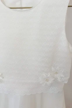 Kommunionkleid mit Glitzer und Blütenverzierung><noscript><img width=