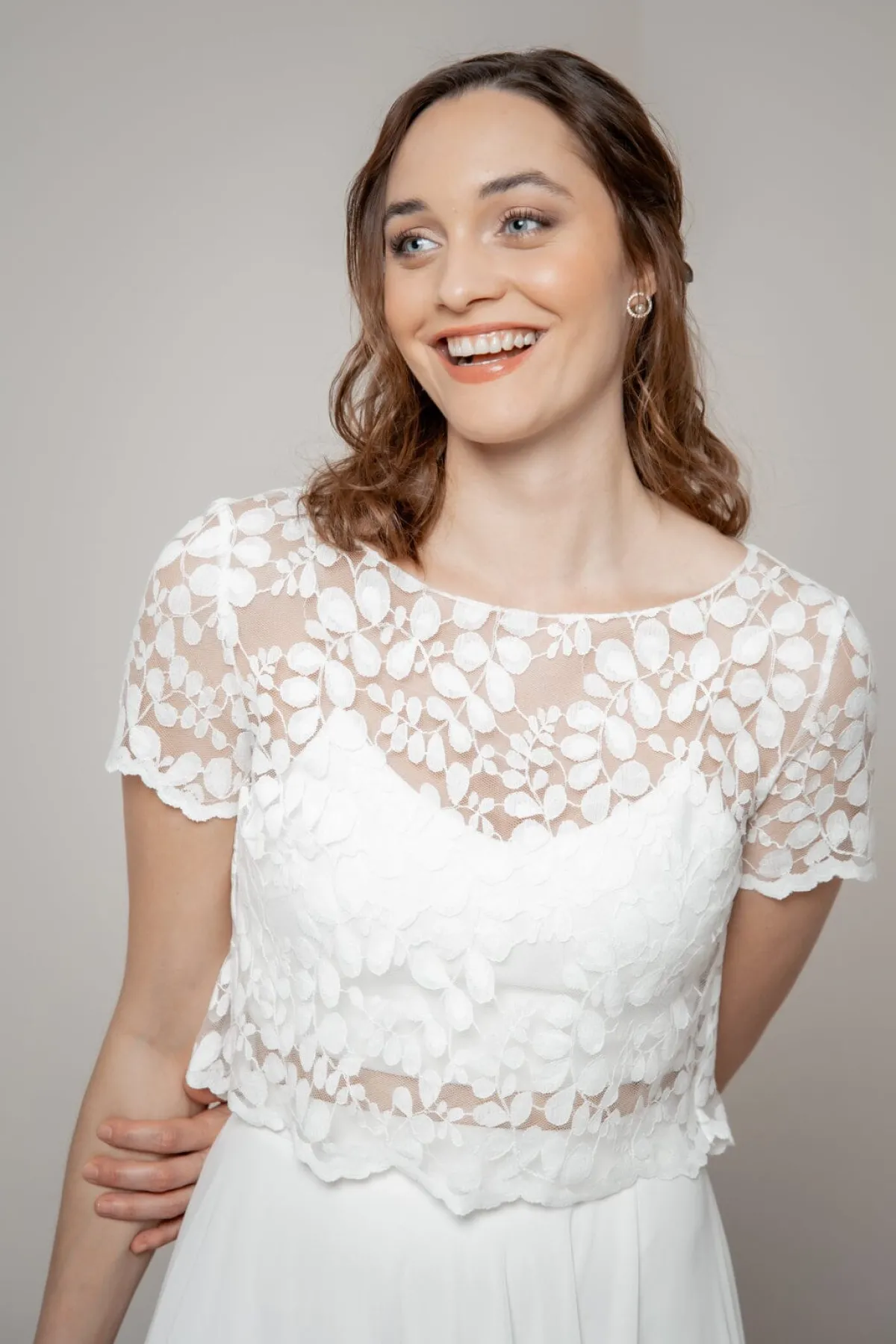 Kurzarm-Braut Top aus Blätterspitze – Aza>noni New