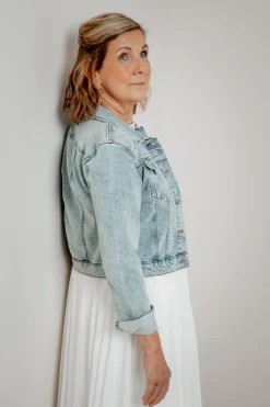 Kurze Braut Jeansjacke mit Knopfleiste><noscript><img width=