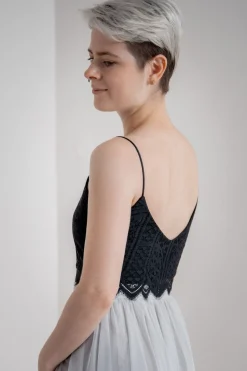 Kurzes Boho Top mit Bogenkante – Calista Cropped Black><noscript><img width=